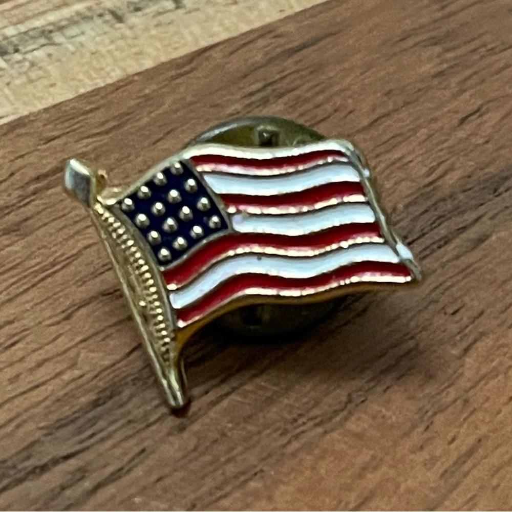 Vintage Gold-plated Ballou American flag lapel pin red, white, and‎ blue enamel